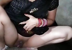 Indian Beutifull bhabhi Pissing jet-black saree blouse
