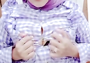 Kuala Lumpur Woman's Viral Purple Hijab Squeezes Her Bra buddies together with Masturbates