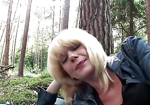 Amazing blonde milf acquires anally screwed outdoors